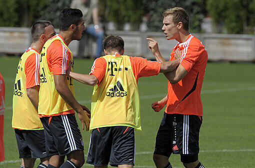 Während der Trainingseinheit am Dienstag Vormittag greift der Nationalspieler Badstuber dem Talent Emre Can an die Grugel.