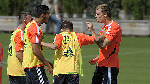 Während der Trainingseinheit am Dienstag Vormittag greift der Nationalspieler Badstuber dem Talent Emre Can an die Grugel.