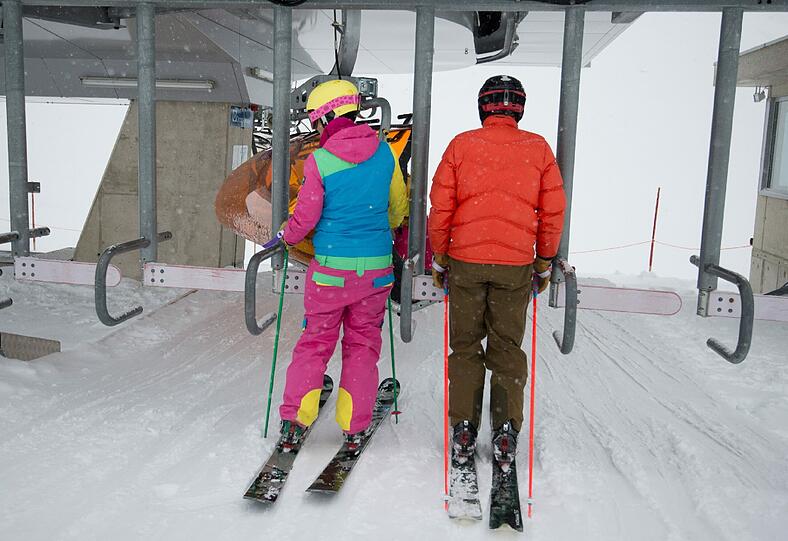 Endlich hat das Warten ein Ende: Die Ski-Saison in Bayern hat begonnen. Schon am ersten Wochenende tummelten sich rund 1.000 Wintersport-Fans allein auf der Zugspitze. Die Bilder.