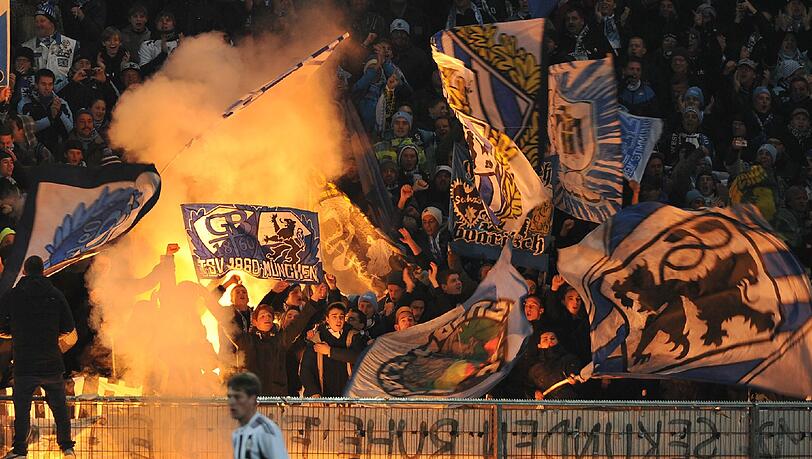 Die Löwen-Fans brennen Pyrotechnik ab (Archivbild). Die Löwen-Fans brennen Pyrotechnik ab (Archivbild).