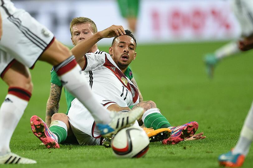 KARIM BELLARABI: Note 3.
Der Neu-Nationalspieler legte einen engagierten Auftritt hin. Rochierte, sprintete Sprints &ndash; aber ohne Fortune.