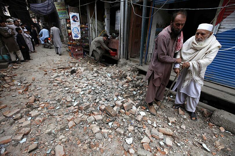 Ein schweres Erdbeben der Stärke 7,7 hat die Hindukusch-Regionen in Afghanistan, Pakistan und Indien erschüttert.