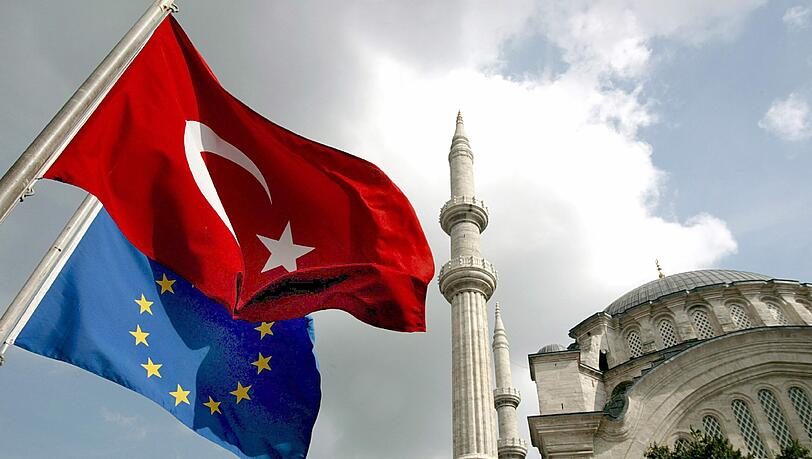 Die EU erwägt neben Serbien auch die Türkei aufzunehmen. Kritiker werfen der türkische Regierung nach wie vor fehlende Rechtsstaatlichkeit vor. Die EU erwägt neben Serbien auch die Türkei aufzunehmen. Kritiker werfen der türkische Regierung nach wie vor fehlende Rechtsstaatlichkeit vor.