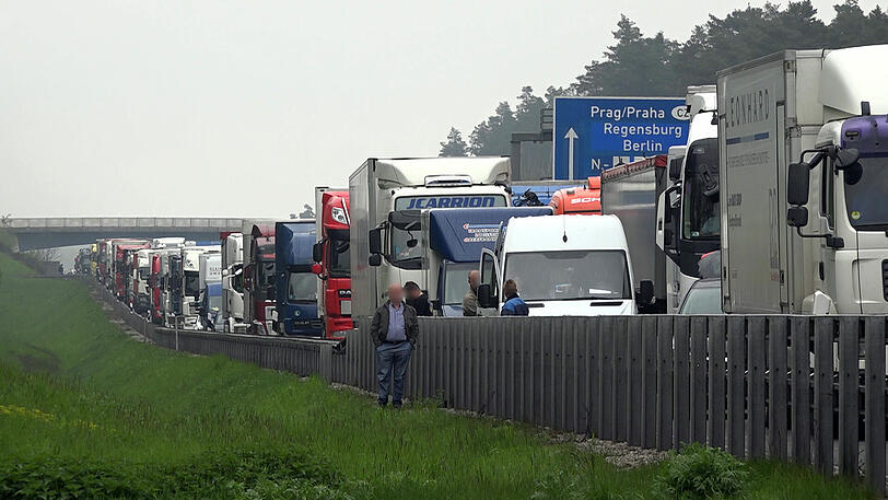 Bei einem schweren Lkw-Unfall auf der A6 behinderten dreiste Gaffer die Rettungsmaßnahmen massiv. Die Bilder von der Unfallstelle.