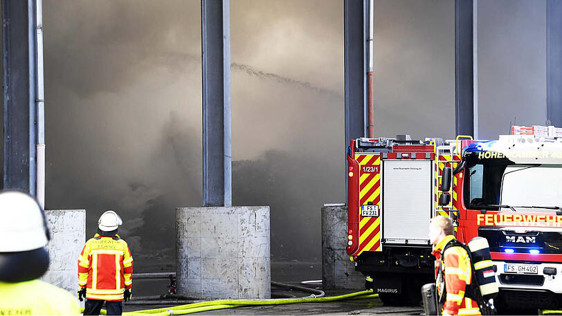 Massive Rauchentwicklung durch brennenden Müll: Szenen vom Großeinsatz in Hohenkammer.