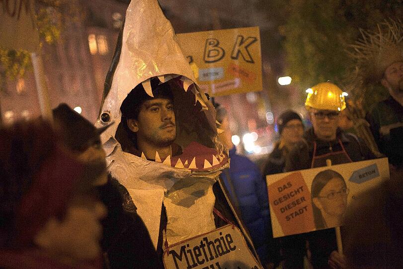 Zum Gruseln: Ein Demo-Teilnehmer hatte sich als Miethai verkleidet.