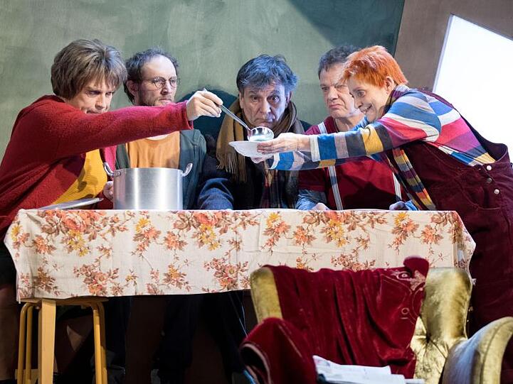 Pierre Besson (l-r), Raphael Dwinger, Markus Völlenklee, Philippe Besson und Katharina Thalbach in "Hase Hase" in Berlin.