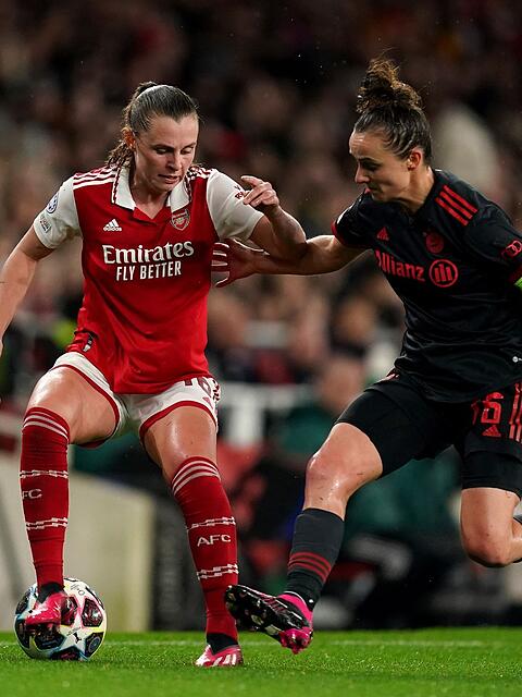 Bayern Münchens Lina Magull (r) im Zweikampf mit Arsenals Noelle Maritz.