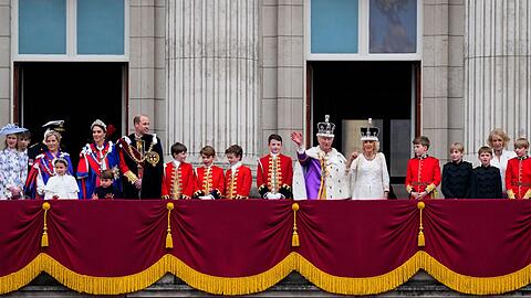 Die k&ouml;nigliche Familie um K&ouml;nig Charles III. und K&ouml;nigin Camilla auf dem Balkon des Buckingham Palastes in London.