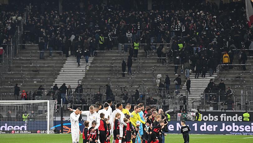 Die Eintracht will die Ereignisse rund um das Heimspiel gegen den VfB Stuttgart aufarbeiten. Die Eintracht will die Ereignisse rund um das Heimspiel gegen den VfB Stuttgart aufarbeiten.