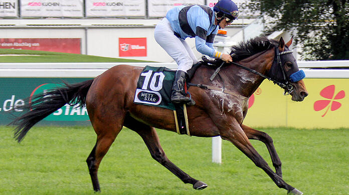 Die Stute Schwarz Blau mit Jockey Kevin Woodburn während einer Veranstaltung auf der Galopprennbahn München-Riem.