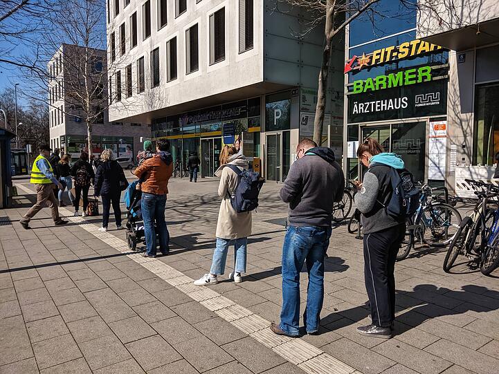 Wenn Zutritt erlaubt war, bildeten sich vor dem Eingang lange Warteschlangen.