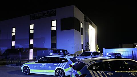 Polizeiautos vor der Eventlocation in Fürth.