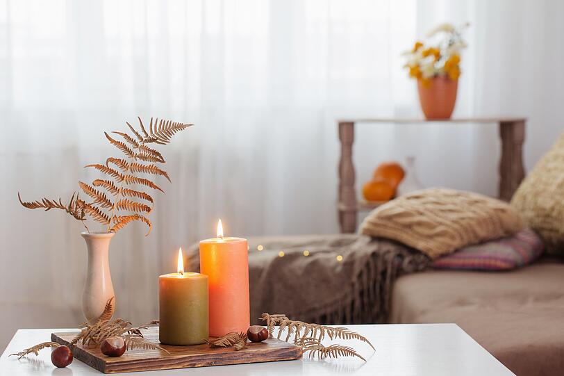 Die Reihenfolge ist ganz klar: Erst putzen und aufräumen, dann neu dekorieren. Wenn Sie durch sind mit Ihrem Herbstputz und Flächen wieder frei von Staub und herumliegendem Zeug sind, dann ist Platz für neue Deko. Setzen Sie Ihre eigenen Ideen um: Blättergestecke, Zierkürbisse, Kastanien-Figuren, Kerzen, Windlichter - alles, was gefällt und zum Herbst passt. Die Reihenfolge ist ganz klar: Erst putzen und aufräumen, dann neu dekorieren. Wenn Sie durch sind mit Ihrem Herbstputz und Flächen wieder frei von Staub und herumliegendem Zeug sind, dann ist Platz für neue Deko. Setzen Sie Ihre eigenen Ideen um: Blättergestecke, Zierkürbisse, Kastanien-Figuren, Kerzen, Windlichter - alles, was gefällt und zum Herbst passt.