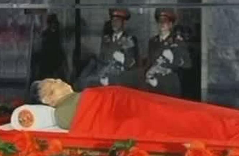 Der Leichnam des verstorbenen nordkoreanisch Diktator Kim Jong Il wurde am Dienstag in einem Glasarg öffentlich aufgebahrt.  Die Bilder von der Trauerfeier!