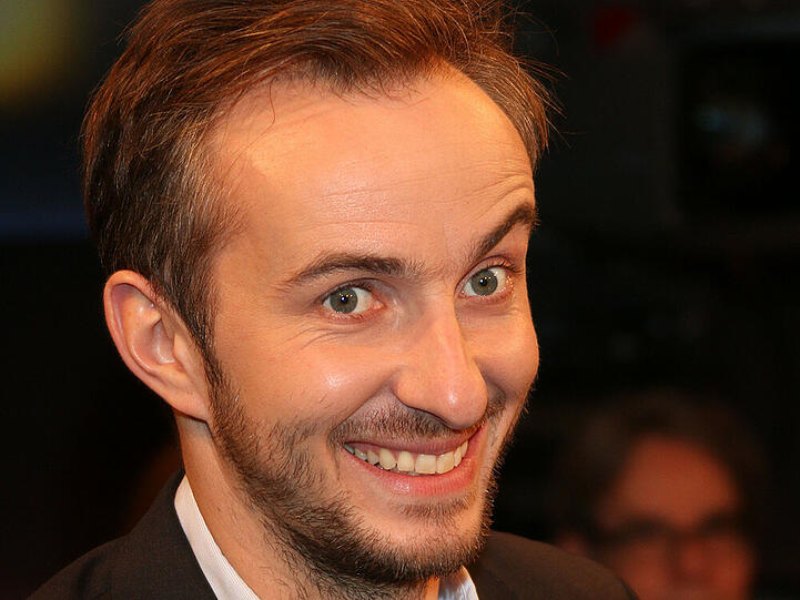 Jan Böhmermann hatte schon im Winter - hier in der Talkshow "Bettina und Bommes" - gut Lachen