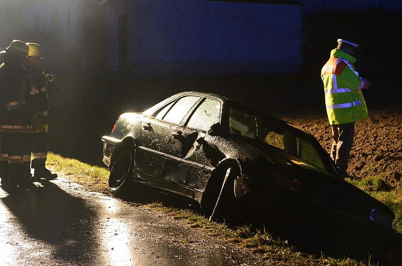 Als Polizei und Feuerwehr am Unfallort ankamen, war vom Fahrer keine Spur. Die Bilder vom Einsatz.