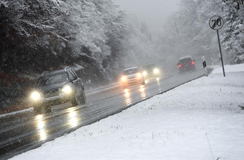 Schneefall ließ am Sonntag in Südbayern die Straßen rutschig werden.