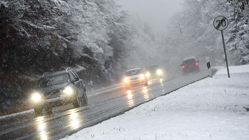 Schneefall ließ am Sonntag in Südbayern die Straßen rutschig werden. Schneefall ließ am Sonntag in Südbayern die Straßen rutschig werden.