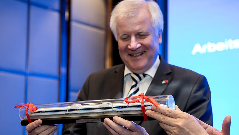 Vom Gouverneur der Provinz Shandong erhält Horst Seehofer einen chinesischen Schnellzug für seine Modelleisenbahn.