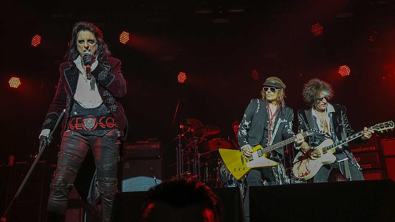 Die "Hollywood Vampires" in Aktion in der ausverkaufen Musik-Arena auf dem Tollwood.