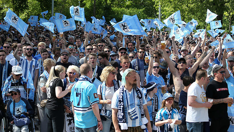 Stimmung pur an der Grünwalder Straße: Die Löwen-Fans beim Public Viewing am Trainingsgelände.