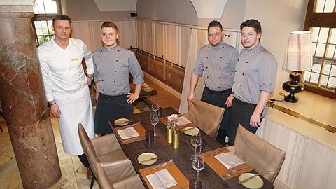 Das Team in der Pfistermühle (v.l.): Küchenchef Michael Sobota mit Jakup Pisczalkowski, Manuel Drensekl und Stefan Roglmeier.