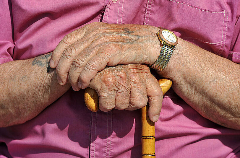 Der 78-jähriger Senior wehrte sich mit seinem Gehstock gegen den Unbekannten. (Archivbild)