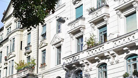 Das Lehel ist eine Premiumadresse in München: Sanierte Altbau-Fassaden prägen das Straßenbild.