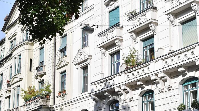Das Lehel ist eine Premiumadresse in München: Sanierte Altbau-Fassaden prägen das Straßenbild.