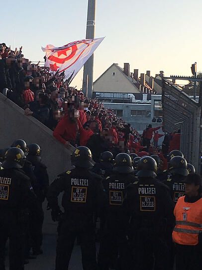 Provokationen der Halle-Fans in Richtung Polizei.