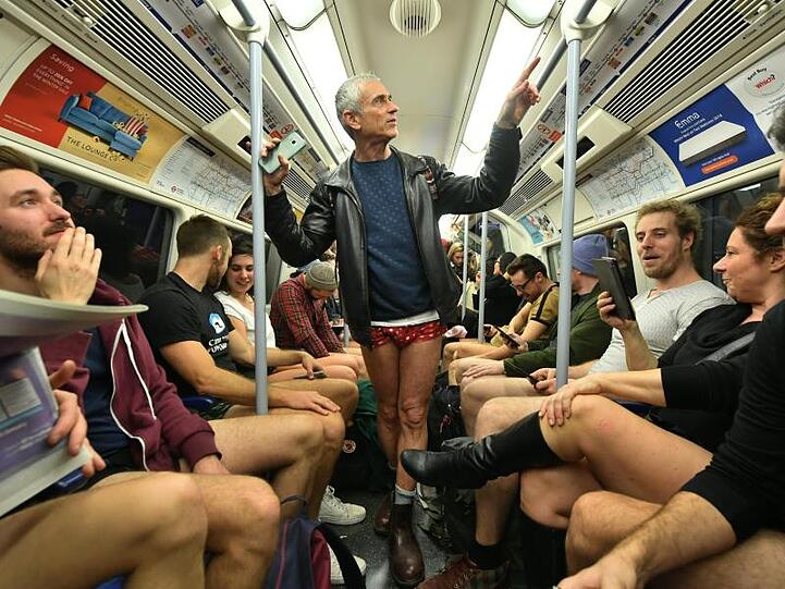 Einer ganzer Wagon in London voller hosenloser Subway-Rider.
