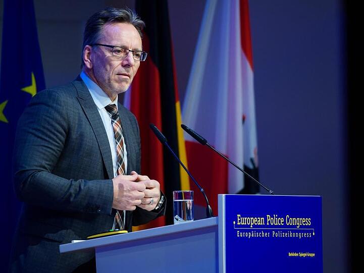 BKA-Präsident Holger Münch geht davon aus, dass die Zahl der gewaltbereiten Gefährder aus dem Lager der Rechtsextremisten höher ist als angenommen.