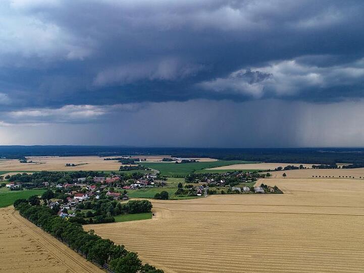 In Teilen Deutschlands kann es zu kräftigen Gewittern kommen.