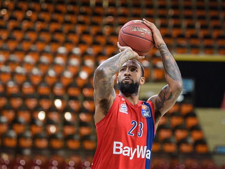 Derrick Williams vom FC Bayern Basketball wirft den Ball auf den Korb. Foto: Matthias Balk/Archivbild