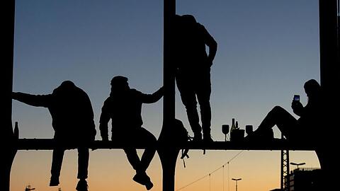 Die Hackerbrücke ist vor allem abends ein beliebter Treffpunkt. Doch ein Sturz kann lebensgefährlich sein.