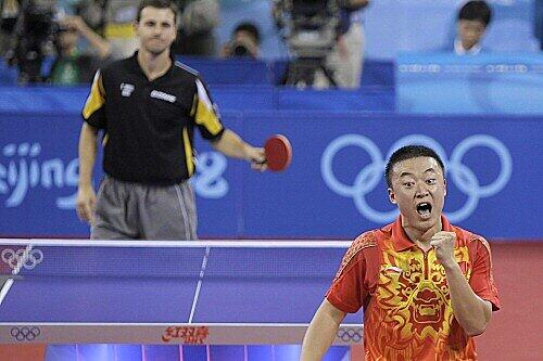 Freud und Leid: Ma Lin dreht sich jubeln um, Timo Boll schaut recht konsterniert.