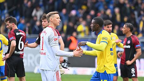 Jan Reichert (l) h&auml;lt dem 1. FC N&uuml;rnberg einen Punkt fest.