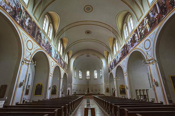 Das Wandbildnis in St. Anton in der Isarvorstadt ist sehr sehenswert, &ndash; und die Kirche angenehm k&uuml;hl.