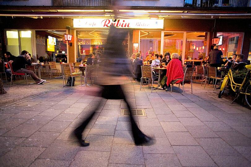 An lauen Sommernächten besser als Kino: Der Blick von der Terrasse des Café Rubin in der Thalkirchner Straße.