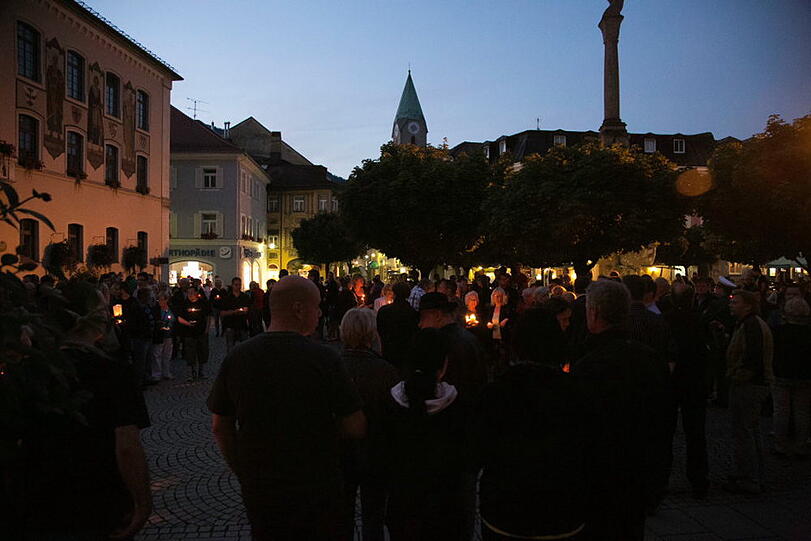 Stille Trauer und ein Zeichen gegen Gewalt: Die Bad Reichenhaller demonstrieren und zünden Kerzen an nach dem Mord in der WM-Nacht.