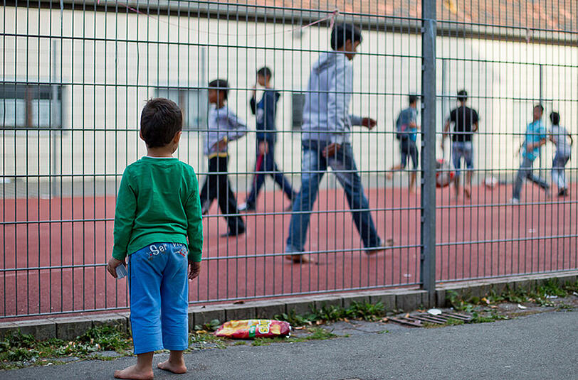 Flüchtlingskinder spielen auf einem Sportplatz in der zentralen Aufnahmestelle für Asylbewerber in Zirndorf.