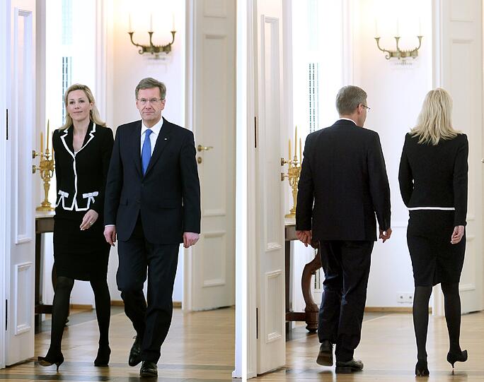 17. Februar 2012: Der Bundespräsident tritt angesichts drohender strafrechtlicher Ermittlungen wegen Vorteilsannahme zurück - dabei ist seine Ehefrau an seiner Seite im Schloss Bellevue. Später wird Wulff von dem Vorwurf freigesprochen.