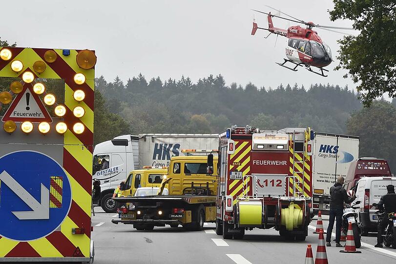 Der Lkw-Fahrer schützte die unfallstelle vor Schaulustigen.