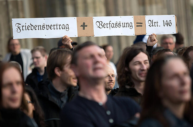 Reichsbürger glauben nicht daran, dass das Deutsche Reich untergegangen ist. Sie gehen davon aus, dass die BRD rechtswidrig gegründet wurde.