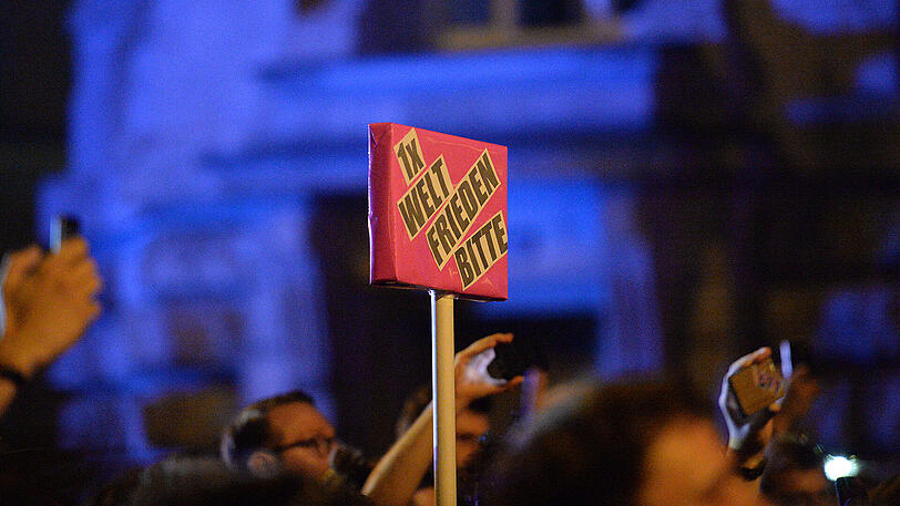 Ein Teilnehmer eines Konzertes der «Beginner» hält am 05.07.2017 in Hamburg ein Schild mit der Aufschrift «1x Weltfrieden bitte».