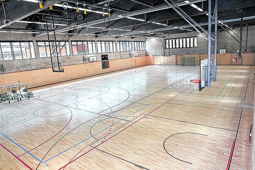 Die helle Turnhalle mit mobiler Tribüne bietet Platz für 500 Zuschauer.