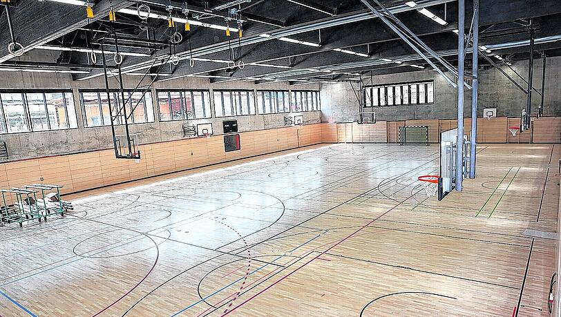 Die helle Turnhalle mit mobiler Tribüne bietet Platz für 500 Zuschauer. Die helle Turnhalle mit mobiler Tribüne bietet Platz für 500 Zuschauer.
