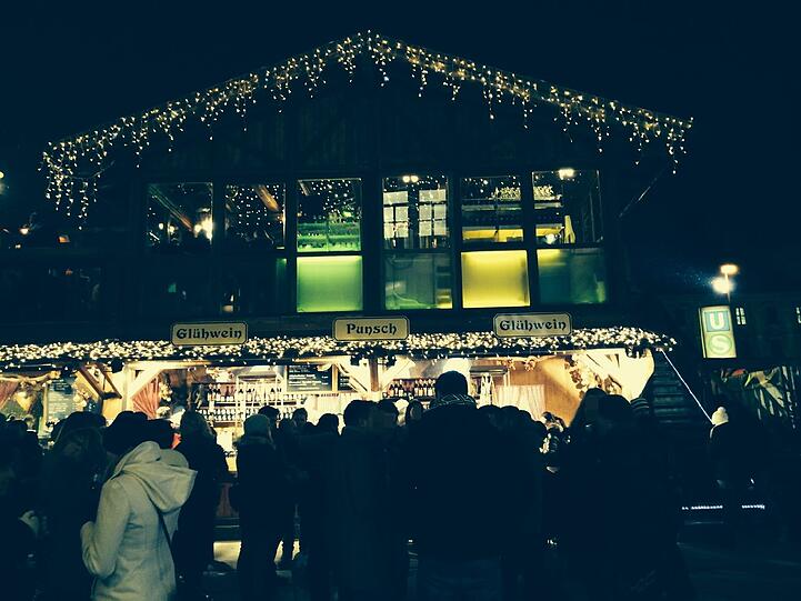 Schön weihnachtlich ist es hier am Stachus beim "Eiszauber". Auch ein wenig Apres-Ski-Feeling kommt auf.