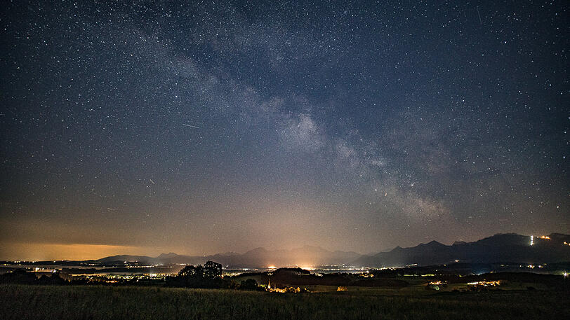 Nächtlicher Ausblick von der Ratzinger Höhe Richtung Chiemsee und Bernau. Links ist die Lichtglocke von Salzburg zu erkennen. Jeder sichtbare Lichtpunkt ist laut Manuel Philipp sinnlos verschwendetes Licht.